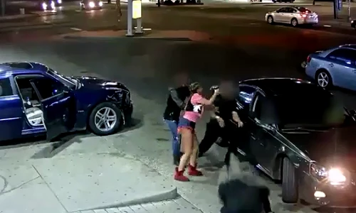 Clip: Mâu thuẫn cá độ, nữ tặc rút súng bắn chủ nợ