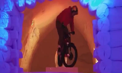 Nể màn trình diễn mô tô đỉnh cao trong khách sạn băng