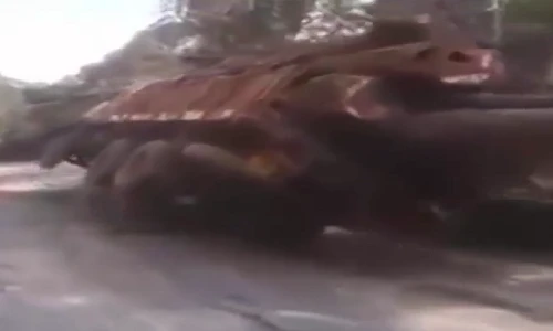 Xe tải chở gỗ khổng lồ lật nhào xuống vực