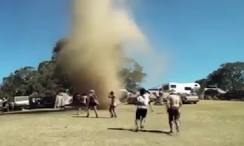 Hãi hùng cảnh dân Úc “khiêu vũ” cùng vòi rồng