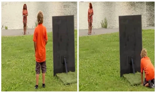 Khó tin cảnh cậu bé biến mất như ma trên bãi cỏ