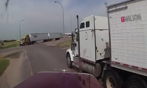 Pha tránh tai nạn siêu đẳng của tài xế container