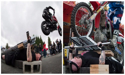 Dị nhân nằm trên đinh để 70 xe máy chạy qua người