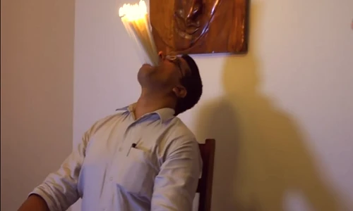 Xem người đàn ông nhét 16 cây nến đang cháy vào miệng