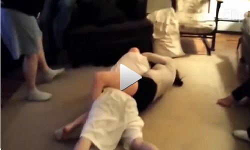 Thanh niên cứng bị bạn gái dùng đòn tủ vật ngã ngửa