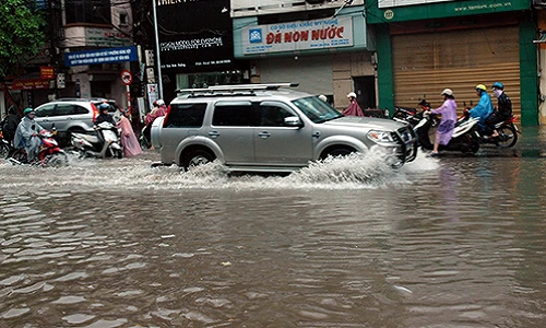 Kinh nghiệm lái ô tô khi qua đường ngập nước