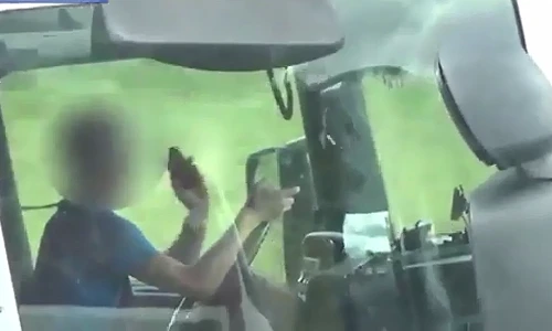 Tài xế vừa lái xe vừa sử dụng 2 điện thoại cùng lúc