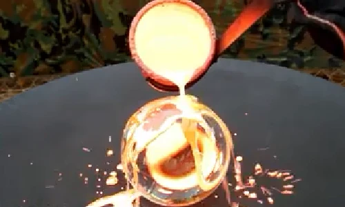 Điều gì xảy ra khi đổ đồng nóng lên quả cầu pha lê?