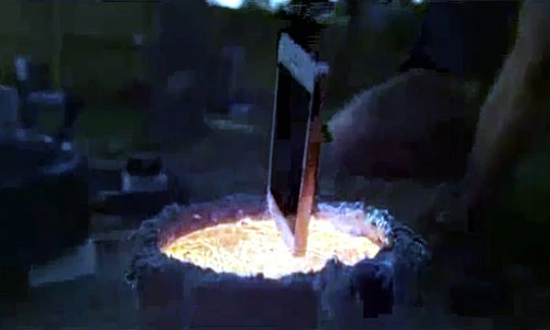 Điều gì xảy ra khi thả iPhone vào nhôm nóng chảy?