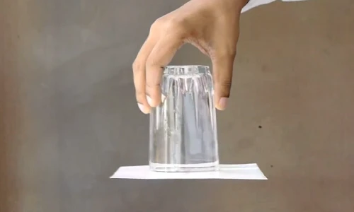 Làm thế nào để úp ngược cốc nước mà không đổ?