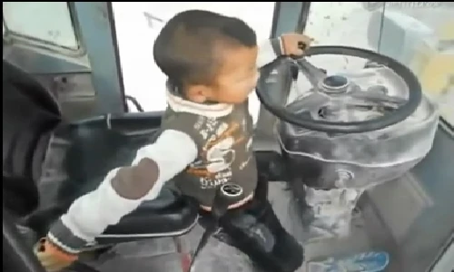 Khả năng lái máy xúc khó tin của bé trai 4 tuổi