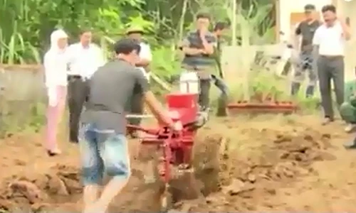 Thợ quê biến xe máy cũ thành máy cày đa năng