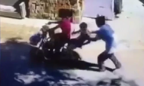 Cảnh bắt cóc trẻ em ngồi ghế sau xe đạp điện gây sốc