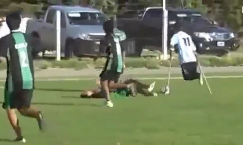 Kỹ thuật đá bóng không tin nổi của cầu thủ một chân