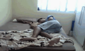 Đừng ngủ khi người trong nhà còn thức.