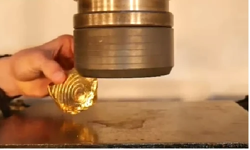 Xem máy nén thủy lực “hủy diệt” thỏi vàng 900 triệu đồng