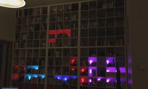 Chơi game xếp hình Tetris bằng kệ sách