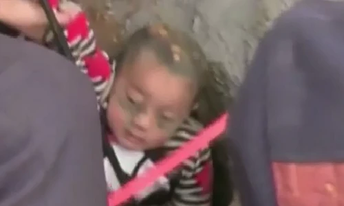 Clip giải cứu bé trai rơi xuống giếng sâu 90m