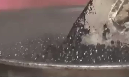 Rợn người sản xuất cà phê như nấu nhựa đường