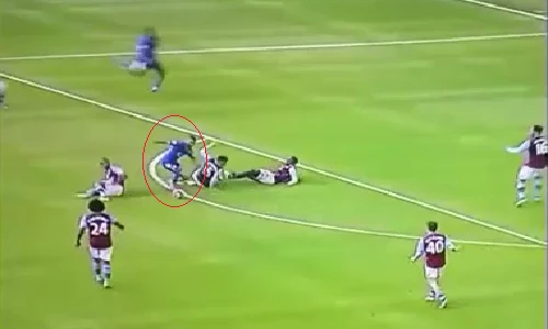 Cú lừa bóng kinh điển khiến 3 cầu thủ ngã chổng vó