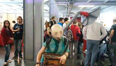 Hành động kỳ quặc.