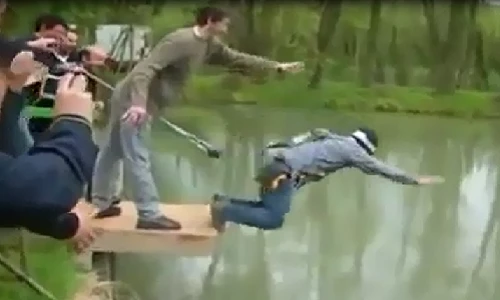 Bị đám bạn đánh lừa nhảy xuống hồ