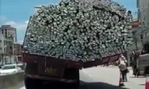 Thót tim cảnh xe tải chở cao như núi lưu thông trên phố