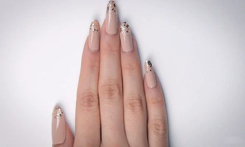 Khám phá cách làm đẹp móng tay của chị em qua 1 thế kỷ