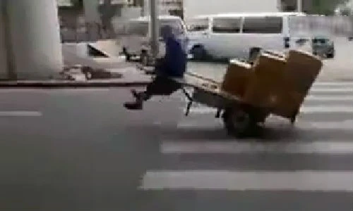 Ngỡ ngàng với cách di chuyển kỳ lạ trên phố