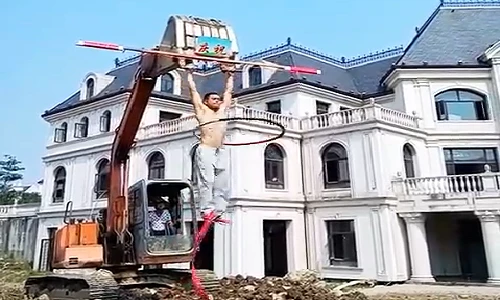 Tròn mắt với màn biểu diễn vừa lắc vòng vừa đu máy xúc