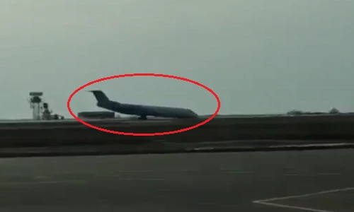 Không có bánh đáp, máy bay tiếp đất bằng… bụng