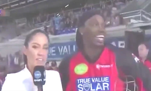 VĐV buông lời ong bướm với MC xinh đẹp trên truyền hình trực tiếp