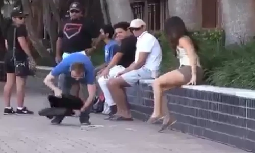 Giả vờ làm rơi tiền trước mặt gái xinh và cái kết bất ngờ