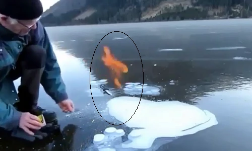 Bất ngờ với hiện tượng lửa cháy trên mặt hồ đóng băng
