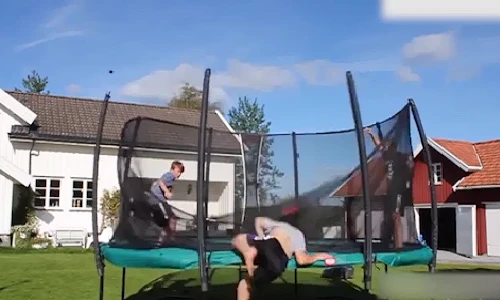 Sặc cười với những người chơi bạt nhún lò xo