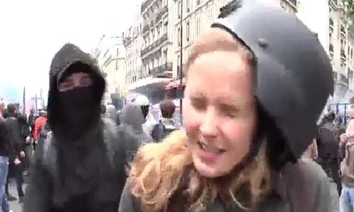 Tác nghiệp giữa đám đông biểu tình, nữ phóng viên bị đánh lật mũ