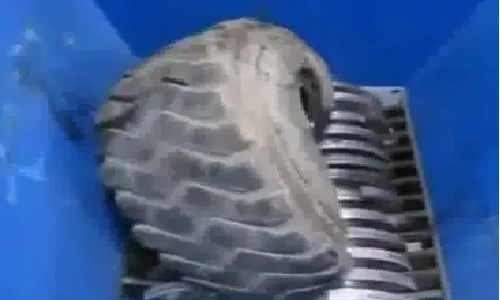 Cận cảnh chiếc máy nghiền rác khổng lồ đáng sợ