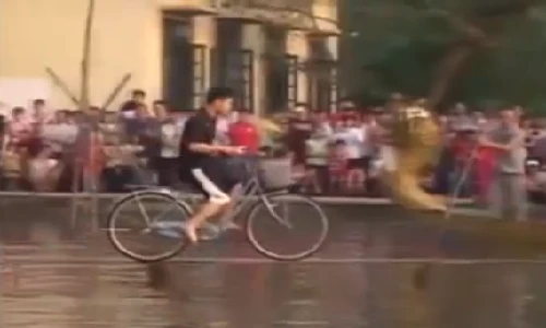 Cười vỡ bụng với giải đua xe đạp ở thôn