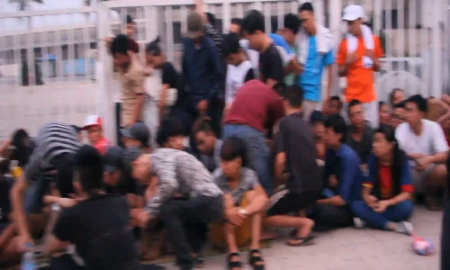 "Đặt gạch" ở sân vận động, mua vé trận Manchester City-Việt Nam