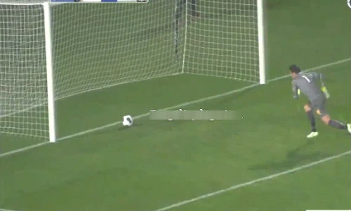 Sai lầm của thủ môn và pha chuộc lỗi bất thành