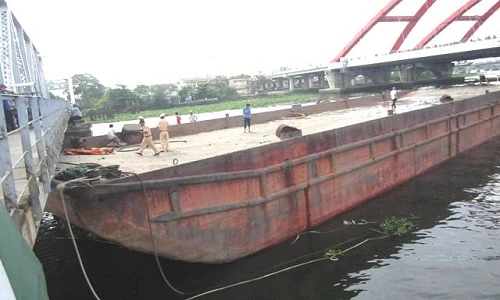 Giải cứu sà lan trăm tấn kẹt dưới chân cầu Bình Lợi