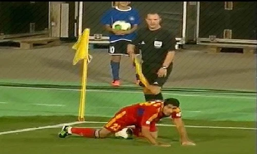 Những tình huống hài hước khi các cầu thủ đá phạt góc