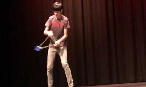 Ít ai chơi yoyo đỉnh cao như cậu bé này