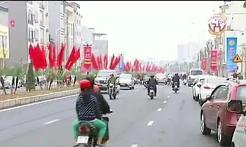 Xem “đường cong dát vàng” mới khánh thành ở Hà Nội