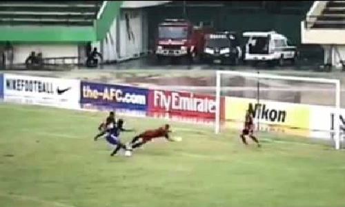 Những pha "làm nhục" thủ môn nực cười của các cầu thủ