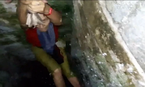 Mải chụp ảnh tự sướng, nữ du khách ngã lộn cổ xuống giếng