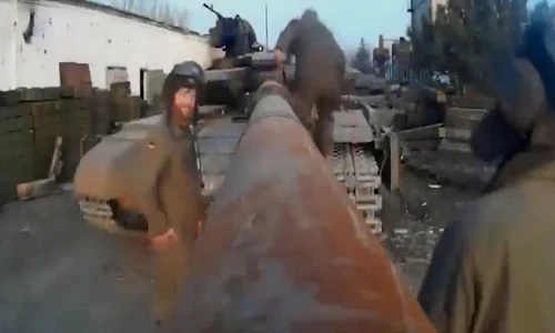 Binh sĩ dùng nòng pháo xe tăng làm gậy chụp ảnh