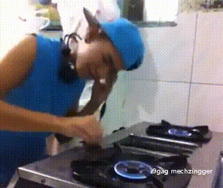 Màn DJ siêu khó đỡ.