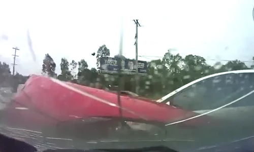 Kinh hoàng cảnh ô tô vượt đèn đỏ gây tai nạn thảm khốc