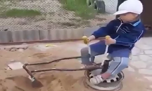 Chiếc máy xúc tự chế độc đáo dành cho trẻ nhỏ